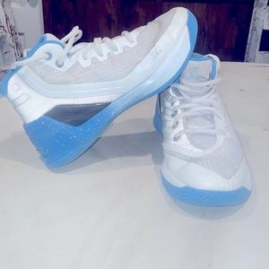 Boys under armor Stephen curry 3 tennis shoes size 2.5 in GUC